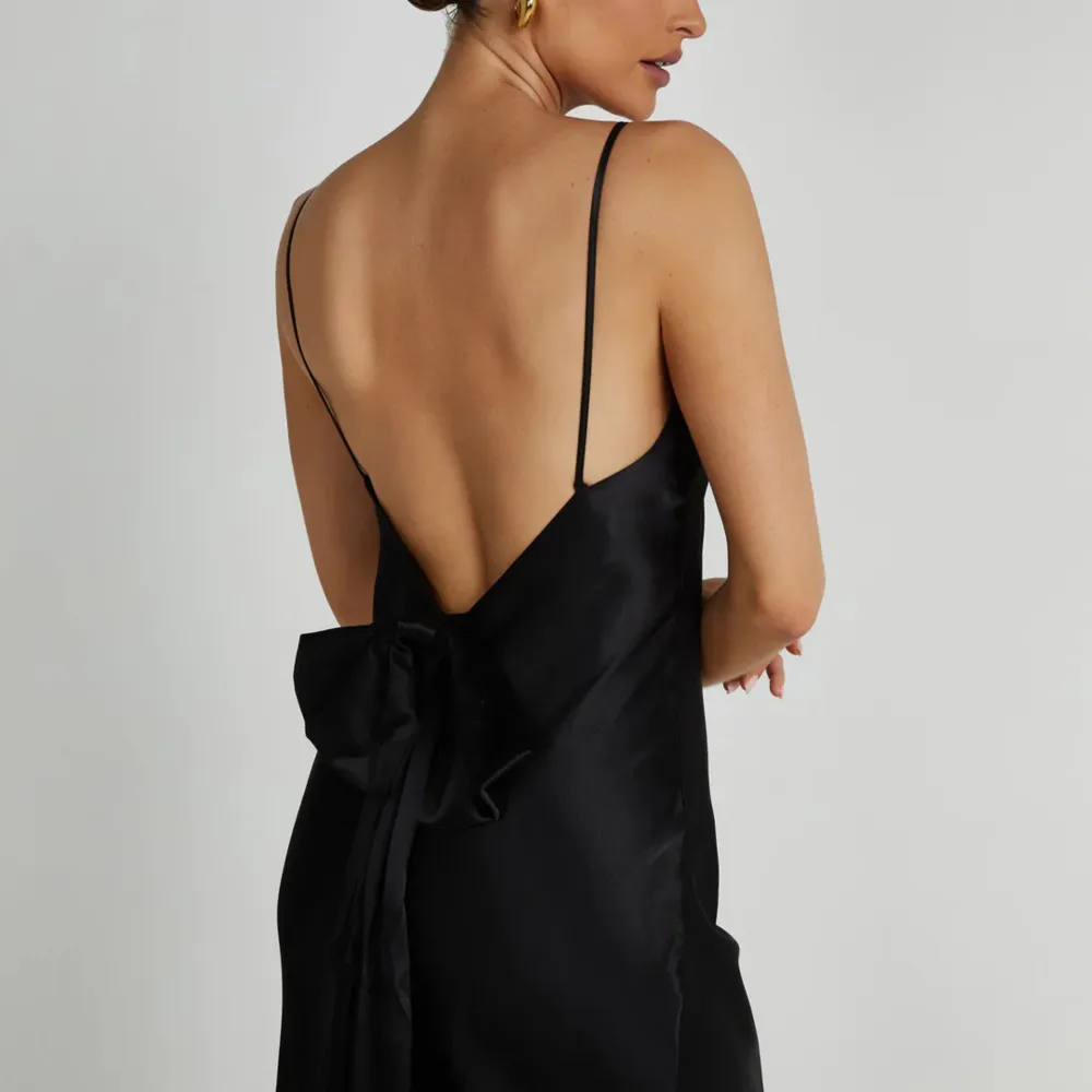 Jättefin klänning från Meshki som jag säljer för att den tyvärr inte har kommit till användning☺️Rosetten bak är avtagbar 🎀 Nypris 209 AUD + ca 300kr frakt. . Klänningar.