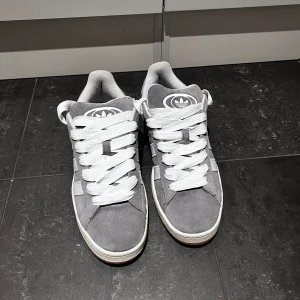 Adidas campus 00s - Ja säljer mina adidas campu 00s för att dem passar inte min outfit har bara använt dom en gång kan möte upp och om ni har några Funderingar skriv i DM:) 