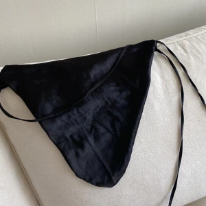 ”Scarf”- topp - Svart topp i bandeau och snörning. Använd en gång så i väldigt bra skick! Har tyvärr klippt av lappen och kommer inte ihåg vart den är köpt. Skulle säga att den passar en s/xs! Säljer för 80kr. Köparen står för frakten🖤