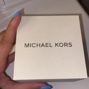 Michael kors klocka  - Denna klockan är helt oanvänd och har inga skrapningar. Den är helt redo för att säljas för ni som är intresserade! Kontakta mig så kan vi ta mer info privat!