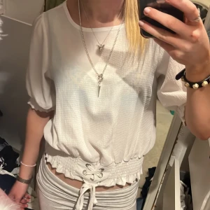 Topp med snörning - Superfin topp med snörning, säljer då jag har flera liknande! 🩷