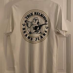 Otroligt fin t-shirt från True Religion köpt i Wien för ett tag sen. Använd bara ett par gånger, som ny! Passar vem som helst. Slutsåld online! Priset kan diskuteras vid snabb affär. 🩵