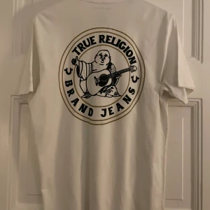 True Religion T-Shirt - Otroligt fin t-shirt från True Religion köpt i Wien för ett tag sen. Använd bara ett par gånger, som ny! Passar vem som helst. Slutsåld online! Priset kan diskuteras vid snabb affär. 🩵