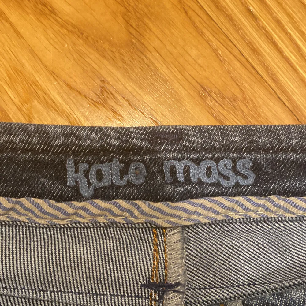 Säljer mina absoluta favoritjeans som är ifrån en kollektion Kate Moss gjorde med Topshop på 2000-talet. Svåra att få tag på!De är low Rise/low waisted och bootcut. Så snygg passform! Storleken är 26 men de är ganska små i storleken så passar från 23. Jeans & Byxor.