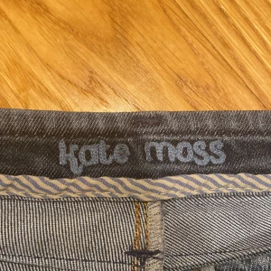 INTRESSEKOLL! Lowrise Kate Moss jeans!! - Säljer mina absoluta favoritjeans som är ifrån en kollektion Kate Moss gjorde med Topshop på 2000-talet. Svåra att få tag på!De är low Rise/low waisted och bootcut. Så snygg passform! Storleken är 26 men de är ganska små i storleken så passar från 23