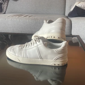 Valentino flycrew  - Helt vita valentino flycrew använda fåtal gånger med alla nitar kvar