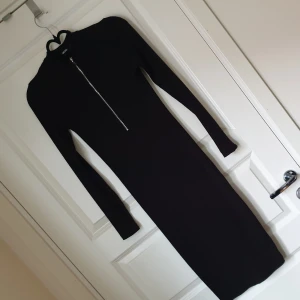 Mjuk långklänning - Skön stretching klänning från bikbok, skallen på dragkedjan har jag satt på själv men går att byta ut. Passar även s 