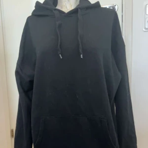 Svart hoodie  - En lång svart hoddie jag är 170 och den går typ till låren