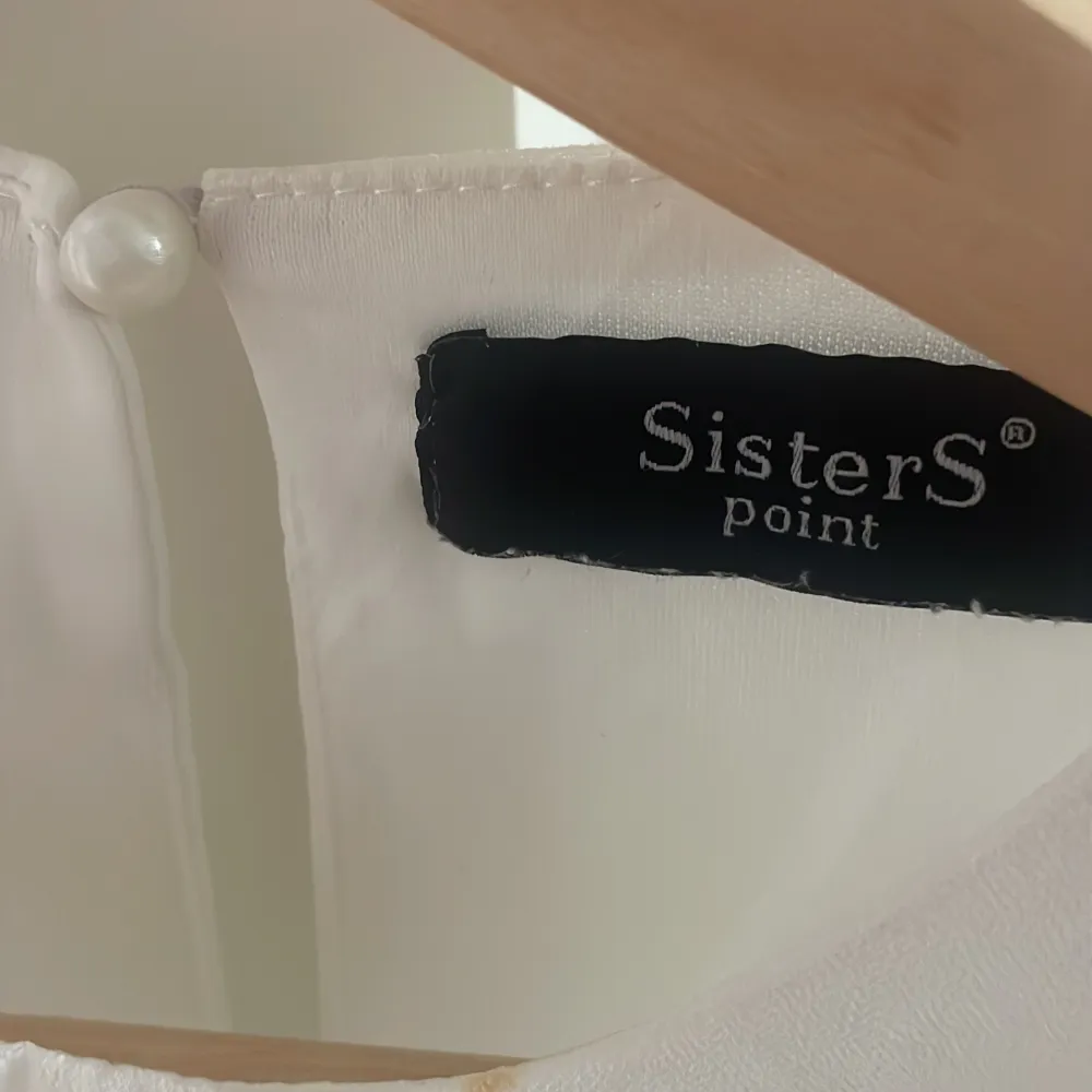 Vit klänning från Sister S/Sisterpoint passar perfekt till avslutning💕 Aldrig använd så i toppskick, Storlek Xs men passar också S. Klänningar.