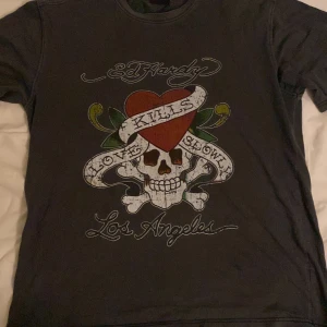 Ed Hardy tröja - Hej!, någon funderar just nu om de vill köpa!! Så kontakta mig om frågor!😄