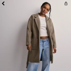 Brun kappa - Brun kappa från Pieces. Köpt hos Nelly.com. Aldrig använd. 