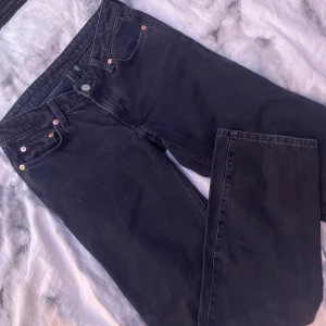 Arrow low straight jeans  - Jättefina jeans från weekday, säljes då jag inte använder dom. Köptes för ca 1 år sen. Jättefint skick 💗nypris: 590kr  