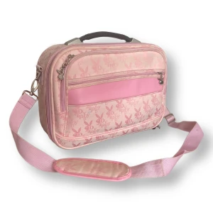 Playboy Reseväska - Reseväska från Playboy i okej skick för sin ålder. Några fläckar inuti som syns på andra bilden. Finns även fläckar på axelremsbandet och på väskan utifrån. MÅTT: Höjd 26cm, Bredd 38cm & Djup 11cm