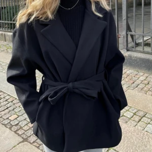 Svart kappa - Svart kappa. Använd ungefär 5 gånger. Jätte fin kappa men passar ej mig. Bra skick och fin material. Ordinarie pris-380kr