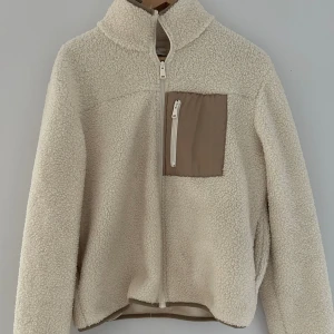 Teddy jacka 🧥  - Superfin Teddy jacka som tyvärr inte kommer till användning! Använd våren 2022 men är som nyskick. 🥰 Passar också S