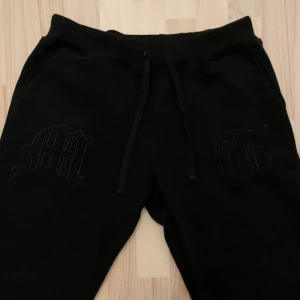 Tuttolente byxor MT Triple black  - Tuttolente byxor från deras MT triple black kollektion i storlek XL. 80% bomull, 20% polyester blend. Mycket bra skick, använda fåtal gånger. Har knutar benöppning För mått/fler bilder skriv privat.