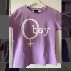 Lila Obey t-shirt i storlek M, men är liten i storleken