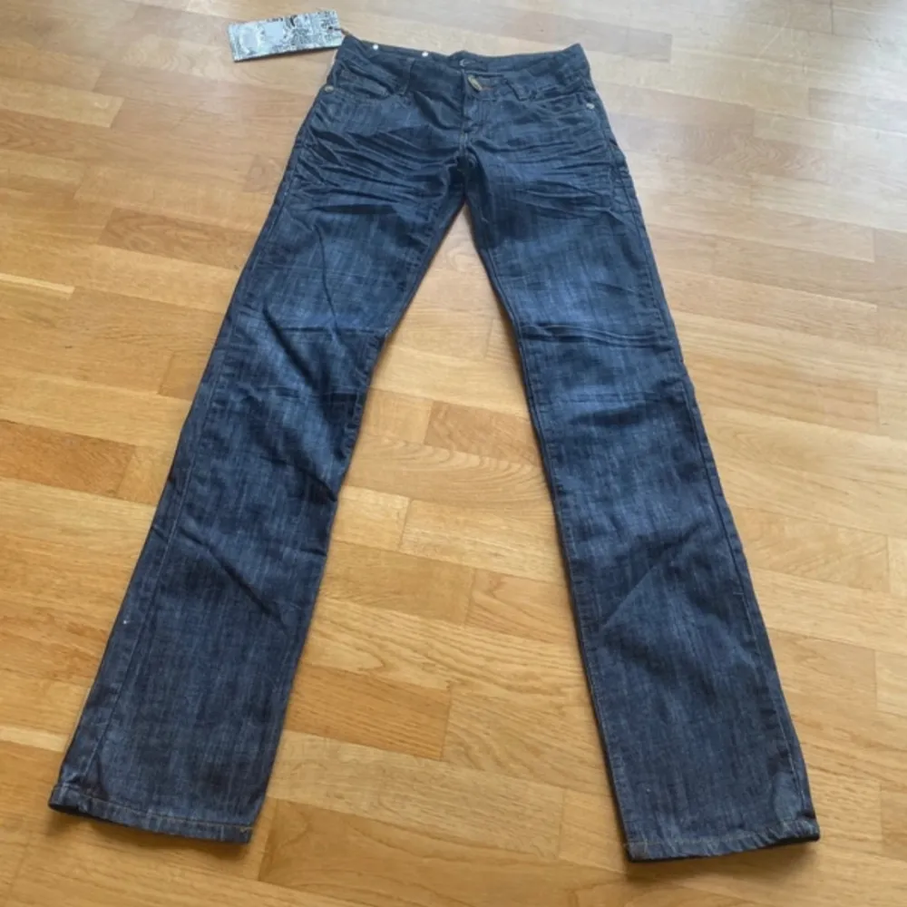 Ett par jeans från Bg jeans som tyvärr är för små så fråga ej om bild på💗 midjemått: 35cm innerben: 86cm. Storlek 26, tror de passar som 34, kanske 36. . Jeans & Byxor.