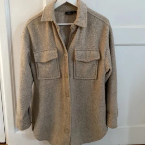 Beige kappa - Säljer denna kappa eftersom att den inte kommer till användning längre.Kappan är använd och lite nopprig men ingenting som man tänker på. Nypris - 499kr 