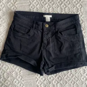 Svarta shorts i kort modell, storlek 34