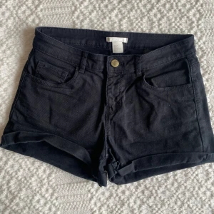 Korta shorts - Svarta shorts i kort modell, storlek 34