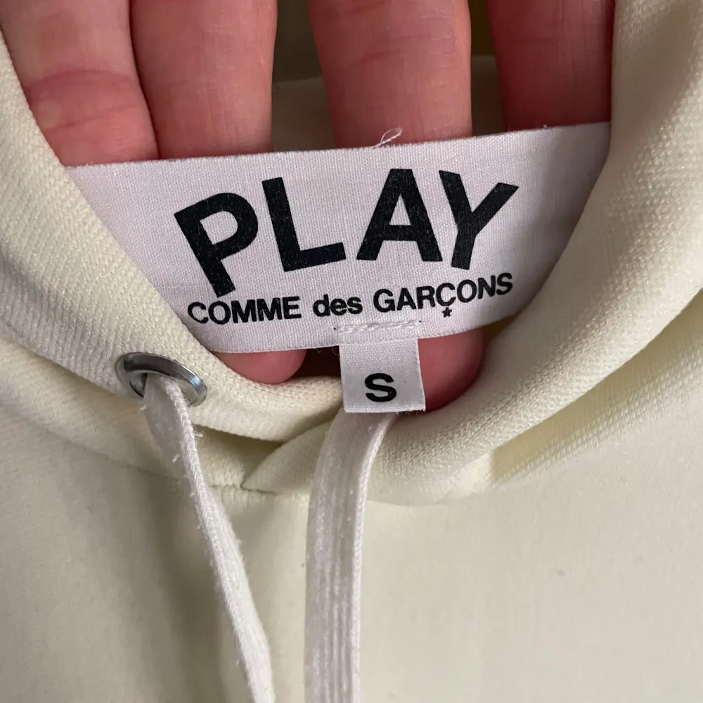 Köpt på Plick men passade dessvärre inte mig.  CDG hoodie i använt skicka. Finns  fläckar och är på några ställen nopprig dock inte prövat tvätta/nopprat.   . Hoodies.