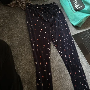 Byxor - Mjukisbyxor från hunkemöller💛