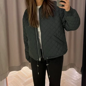 Bomberjacka  - Grön bomberjacka från lindex, L sitter oversized på mig som vanligtvis har S/M!💕💕