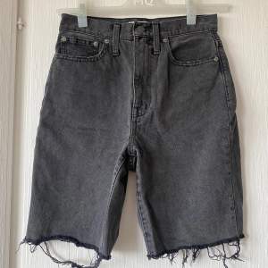 Jeans shorts från Madwell i modellen ”High rise long denim shorts” i storlek 25