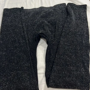  Tights  - Fina tights inte trasiga.  Dom glittrar väldigt mycket (glittret lossnar inte) vilket det kan göra på många andra. 
