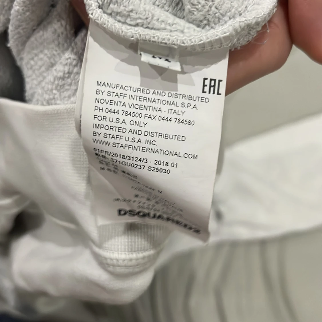 Vit Dsquared2 hoddie.  - 91