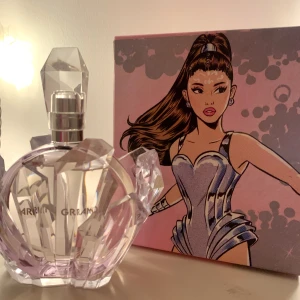 R.E.M EdP 100ml - Säljer denna goda parfym då jag inte har använding av den längre, använd ett antal gånger märks knappt. Gillar den men har fastnat för en annan parfym jag äger.❣️ Har förvarats på rätt sätt och luktar                   precis som ny 🌟