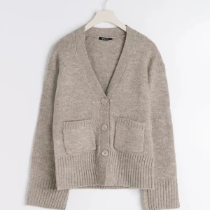 Stickad kofta  - Stickad kofta från Gina tricot, kommer tyvärr inte till användning❣️hör av dig vid frågor, pris går att diskutera💗