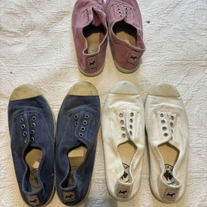 Chipies skor - Säljer 3 par chipies storlek 35 i rosa, blått och vita. De vita och rosa har användts fåtal gånger.  70kr styck