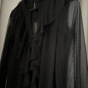 Spets-tröja från zara 🪩 - Den är använd men i superbra skick!❤️