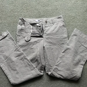 Lågmidjade randiga byxor - Lågmidjade randiga byxor i bomull, typ lite tunnare material💓 supersöta men säljer då de inte passar mig🫠står att de är storlek 40 men skulle säga 36 eller möjligtvis 38.