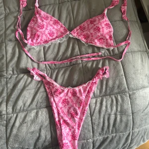 Bikini set  - Ett helt oanvänt bikiniset från shein. Säljer då jag köpte flera styckna och hinner inte använda alla. Justerbar överdel. Köp i set. 