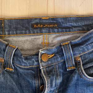 Säljer nu supersnygga vintage nudie jeans. Ser ganska nya ut, dock så har dom några fläckar som inte syns så mycket. Slim fit.  Nypris runt 1000kr  Storlek W32 L34