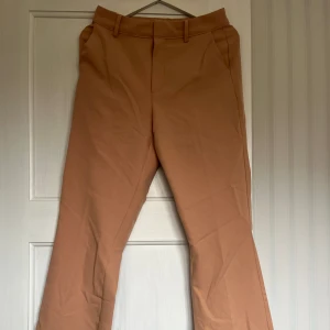 Bootcut kostymbyxor  - Inga defekter, höga i midjan 