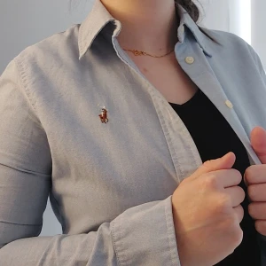 Ralph Lauren Polo Skjorta  - Troligen det finaste materialet någonsin! Jag säljer min älskade Ralph Lauren Polo skjorta för att den blev för liten för mig. Skulle säga den är unisex. Inte oversized! Kan mötas upp i Uppsala. 🤍