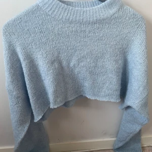 Croppad tjocktröja  - Super fin croppad stickad tröja man kan styla med en vit tröja under. Passar perfekt nu när det blir varmare☀️