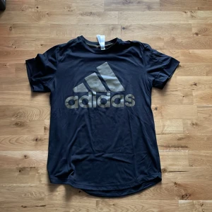 T-shirt  - Alla tre för 110 eller 50kr styck. Bara storlek M, jack&jones är slum fit