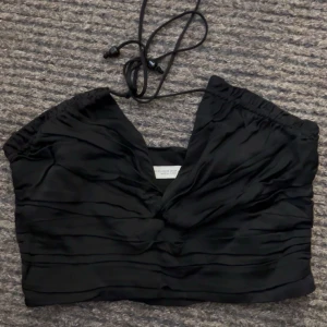 Söt topp! - Supersöt topp från zara som bara använda en gång! Man knyter runt halsen för det finns två pärlor insydda! 💕🙌🏽