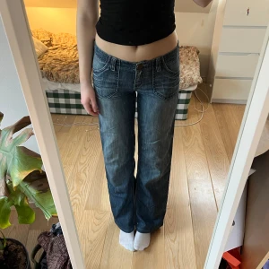 Lågmidjade jeans  - Så snygga med detaljer på fickorna!