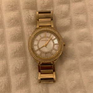 Michael Kors Klocka - Väldigt fin klocka, knappast använd och i väldigt bra skick. 5 ATM vilket innebär att den tål ett vatten tryck på 50 m under ytan och det betyder att den går att simma med. 🩷