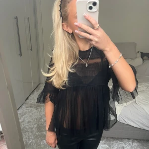 Svart blus - Säljer denna svarta mesh blus. Har du någon fråga är det bara att höra av dig🫶🏻