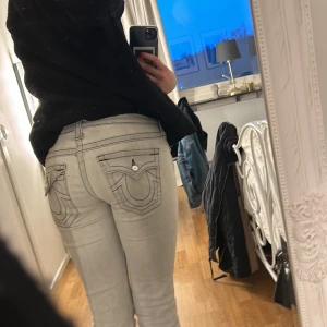 True religion jeans  - Bootcut as snygga, jag är 169 o de passar längre också 🩷 Väldigt bra skick! Använda runt 2 gånger bara 