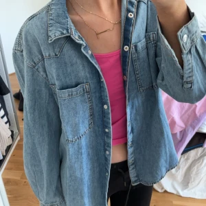 Jeansjacka - En cool jeanströja som aldig är använd