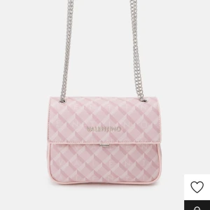 Valentinoväska - Helt ny använt 2 gånger, köpt för 1195kr.