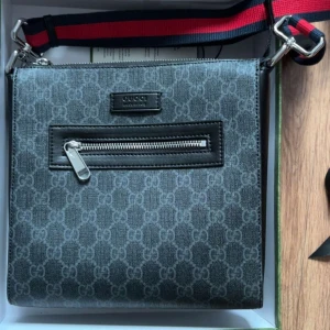 Gucci axelväska - Jag säljer denna väska då jag inte har någon användning för den. Väskan är i ett väldigt bra skick då den inte har några skador eller något liknande. Priset kan diskuteras vid snabb affär!